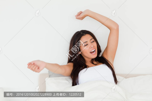 醒著的美女在床上閉著眼睛