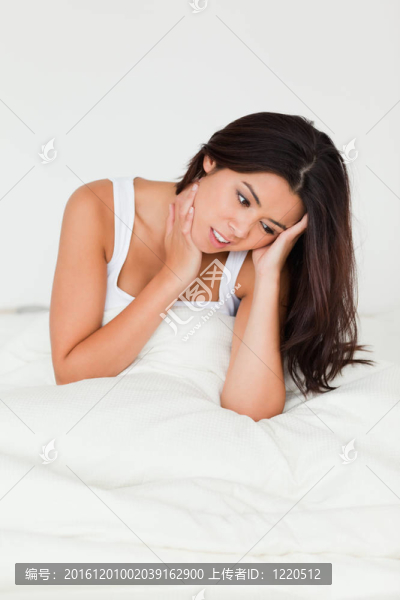 絕望的漂亮的女人坐在床上