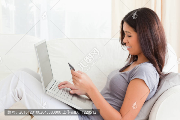 黑發(fā)女人工作在卡在手的筆記本