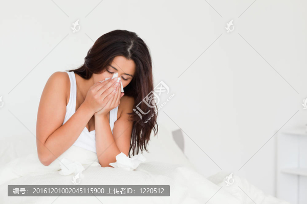 漂亮的女人感冒了坐在床上