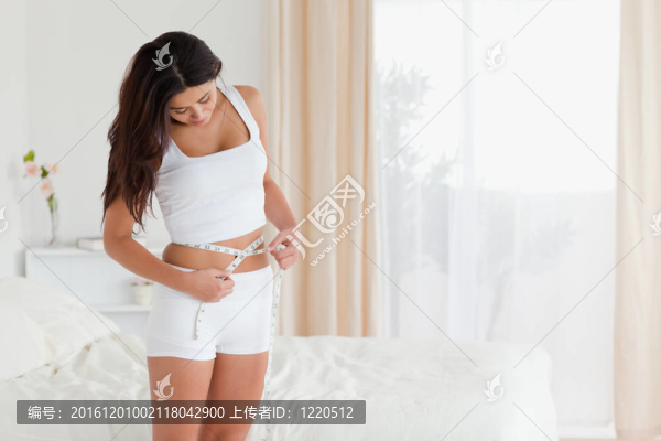 好看的女人測(cè)量她的腰