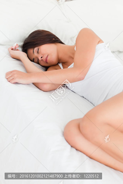 沉睡的黑發(fā)女人