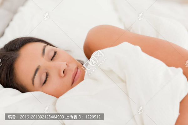沉睡的黑發(fā)女人躺在表