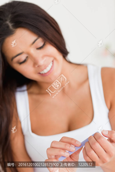 漂亮的女人整理她的指甲