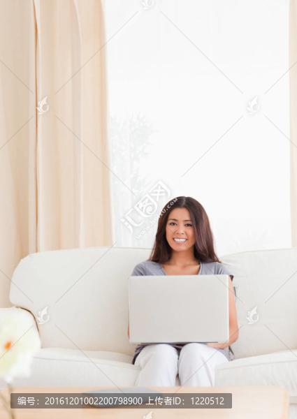 迷人的女人坐在沙發(fā)上