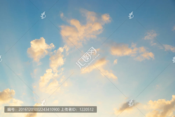 日出。云彩和天空