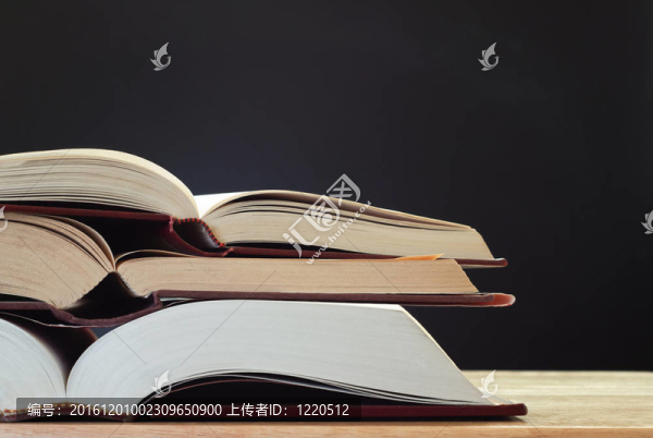 書桌上的書和黑板