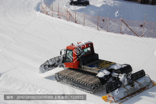 雪地履帶車在跑道上慢慢移動(dòng)
