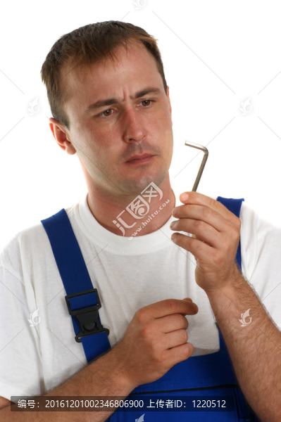 穿著藍色工作服的工匠拿著艾倫的鑰匙