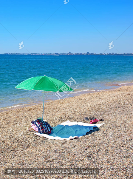 海灘上的雨傘和衣服
