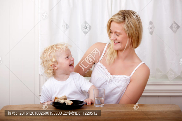 媽媽和兒子笑著說