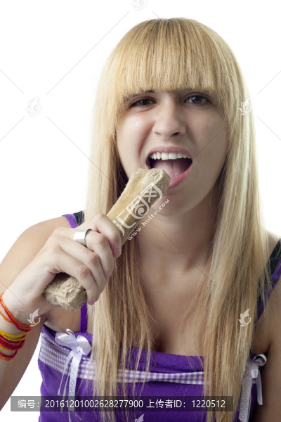 咬骨的女人
