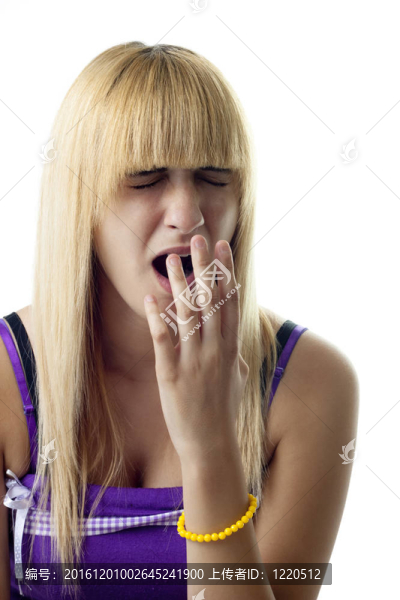 打哈欠的女人