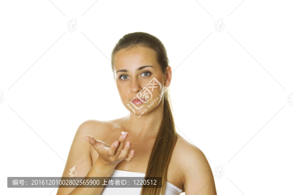 拿著一罐奶油的女人
