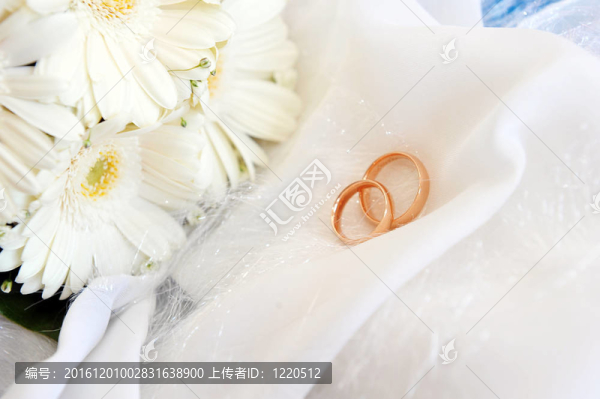 白色非洲菊和結(jié)婚戒指