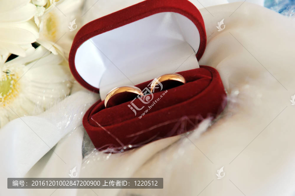 白色非洲菊和結婚戒指