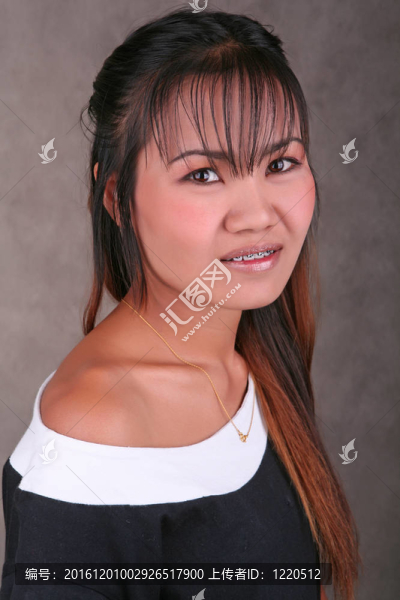 泰國女孩在她的牙齒上戴著大括號