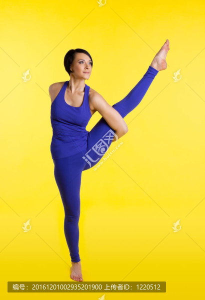 年輕的女人站在手上和腿上