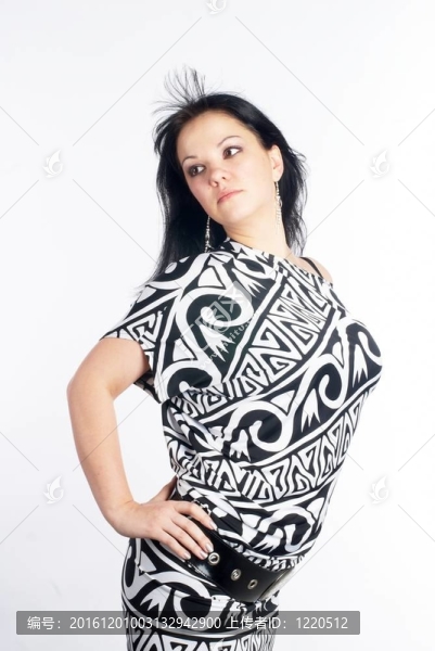 年輕的黑發(fā)女人