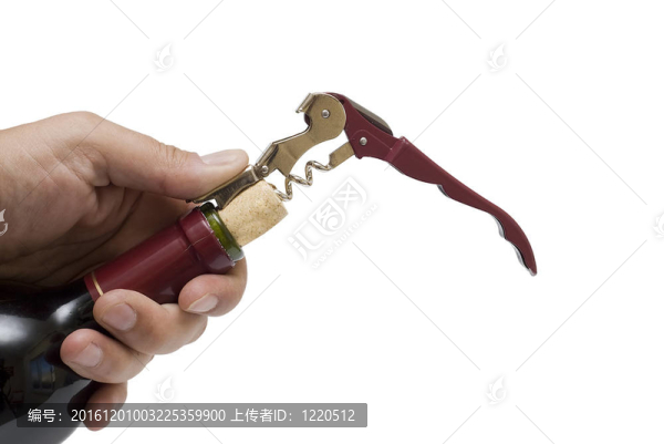 侍酒師開(kāi)了一瓶酒。