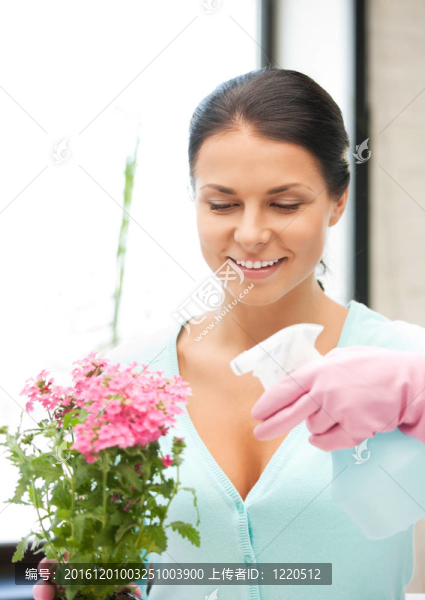 可愛的家庭主婦與花