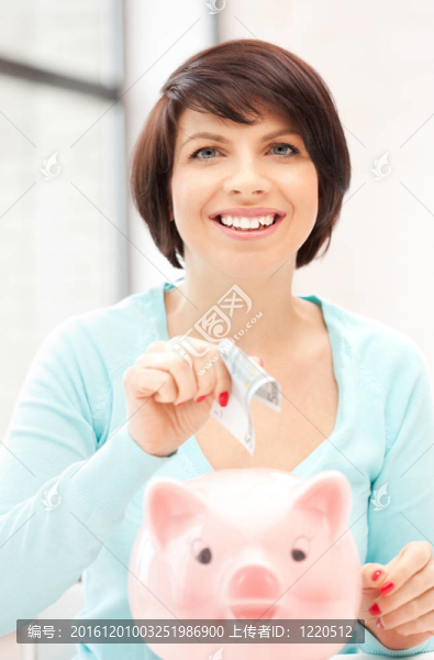 可愛的女人與儲蓄罐和錢