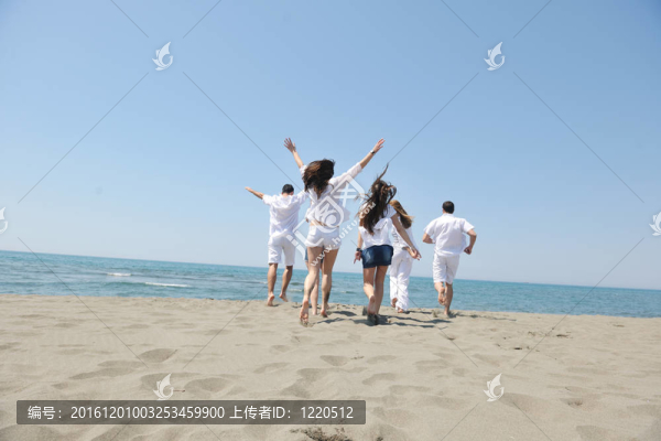 快樂人團(tuán)體在海灘上玩樂和跑步