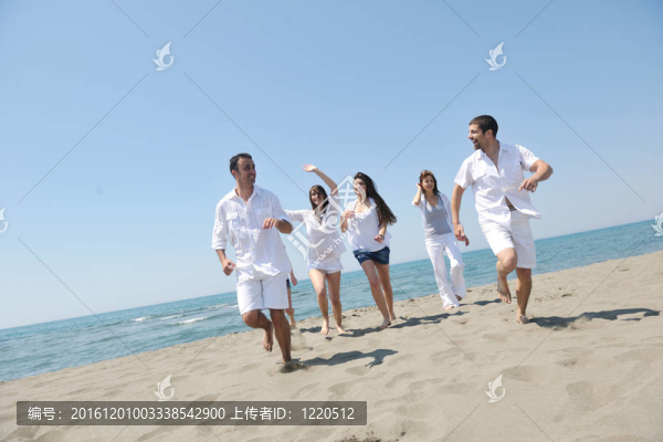 快樂人團(tuán)體在海灘上玩樂和跑步