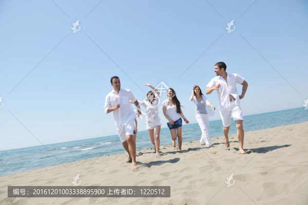 快樂人團(tuán)體在海灘上玩樂和跑步