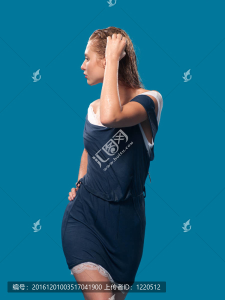 沐浴套裝中的女人