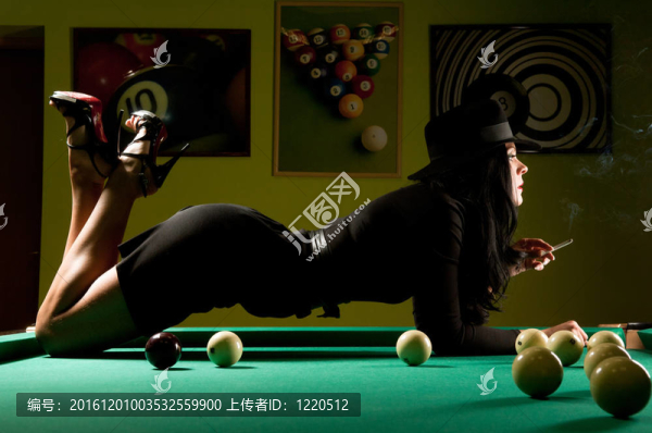 臺球俱樂部的女人