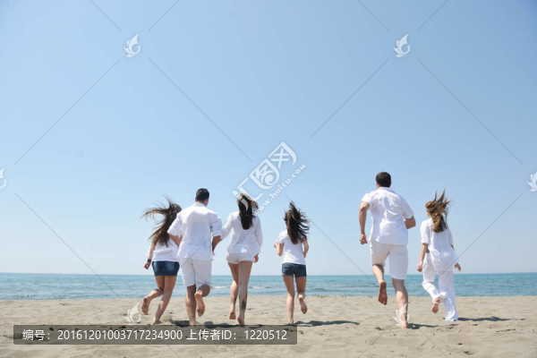 快樂人團(tuán)體在海灘上玩樂和跑步