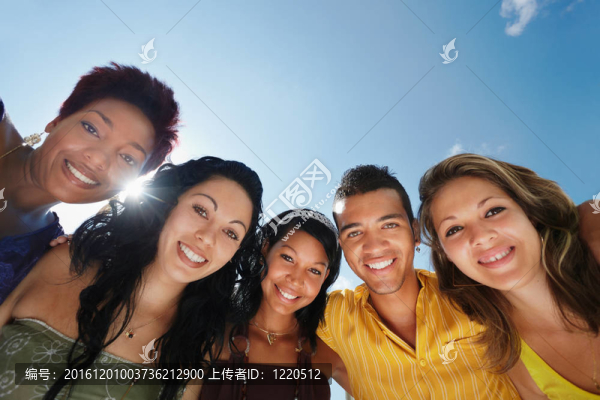 男女擁抱隊；對著鏡頭微笑