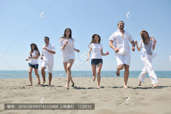 快樂人團(tuán)體在海灘上玩樂和跑步