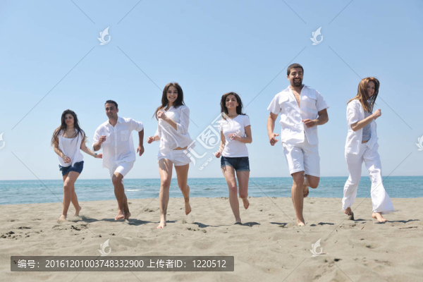 快樂人團(tuán)體在海灘上玩樂和跑步