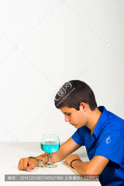 戴上手銬