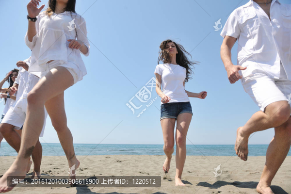 快樂人團(tuán)體在海灘上玩樂和跑步
