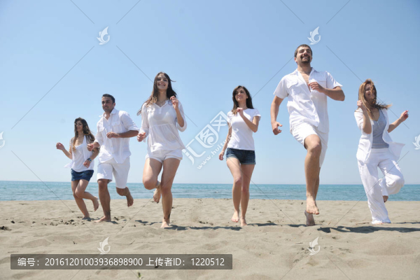 快樂人團(tuán)體在海灘上玩樂和跑步