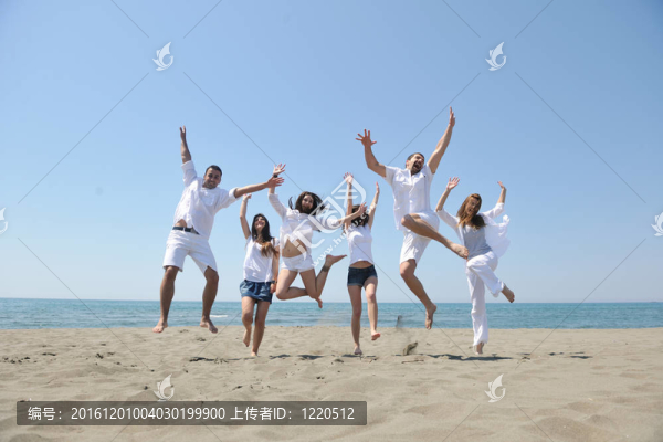 快樂人團(tuán)體在海灘上玩樂和跑步