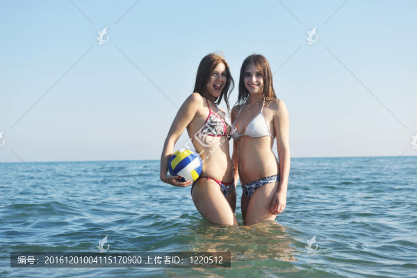 兩個在海上擺姿勢的女孩