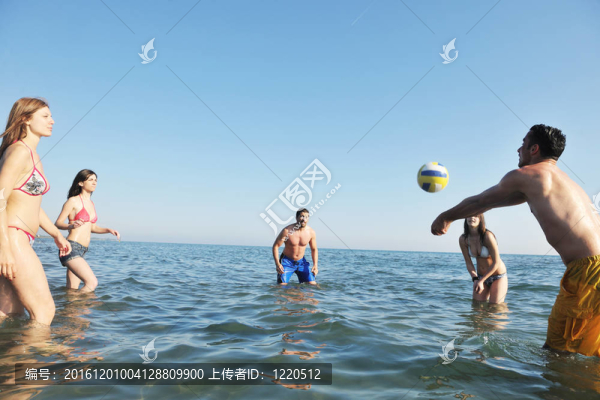 年輕人有興趣玩沙灘排球