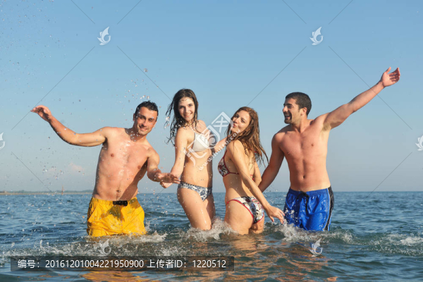 快樂人團(tuán)體在海灘上玩樂和跑步