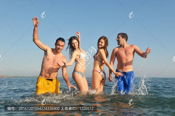 快樂人團(tuán)體在海灘上玩樂和跑步