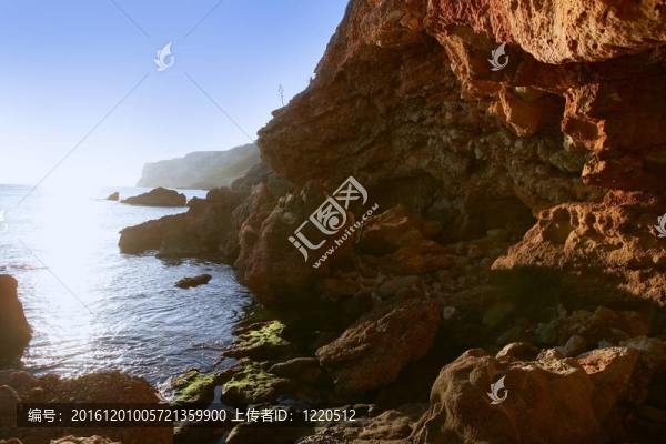 在拉斯維加斯的值班表德尼亞西班牙蔚藍的地中海海景海灘和巖石；