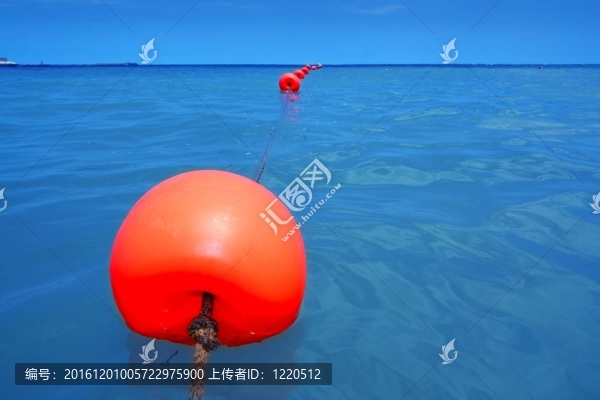 紅色浮標(biāo)排浮蔚藍(lán)的大海與繩特寫