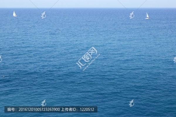 藍(lán)色的海和帆船的海洋表面的暑假