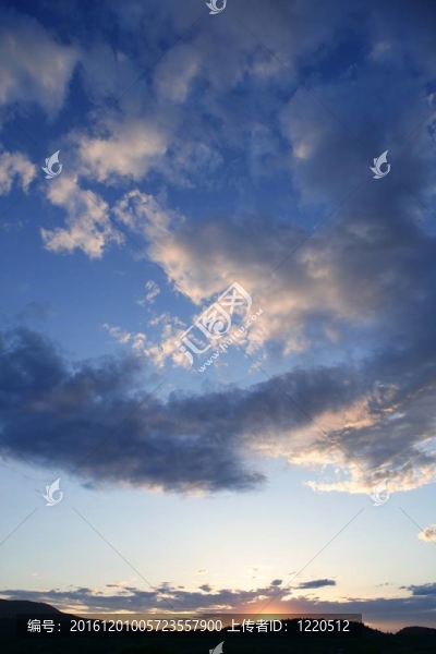 戲劇性的紅色藍色天空在夕陽傍晚的色彩鮮艷