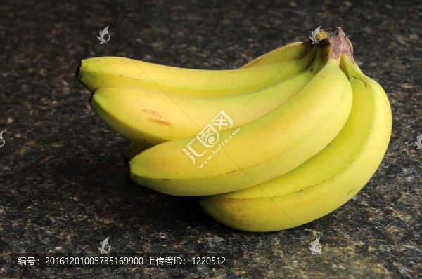 廚房柜臺(tái)上的香蕉