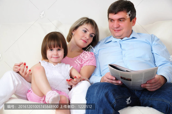 爸爸；媽媽和他們的小女兒