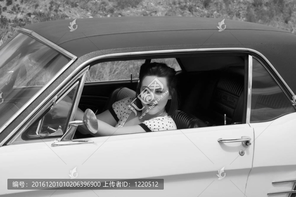 女孩與經(jīng)典汽車